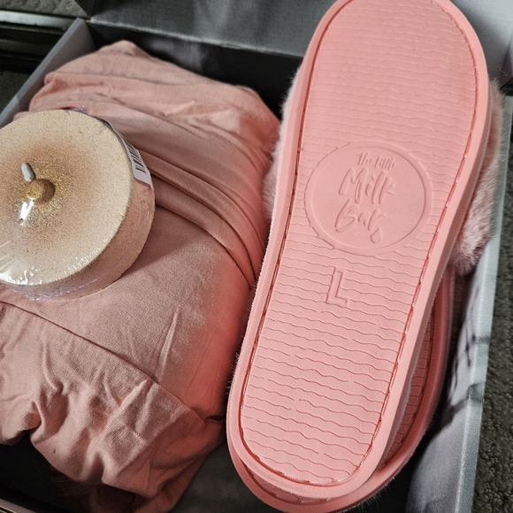 NEW! The Little Milk Bar Birth Box includes Robe (L/XL), Slippers (L), Bath Bomb - Picture 10 of 10